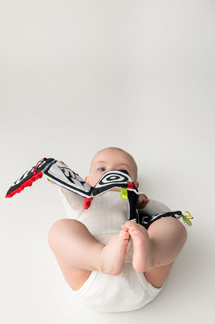 Baby zacht activiteitenboek zwart wit rood – vanaf geboorte | Mom’s Care