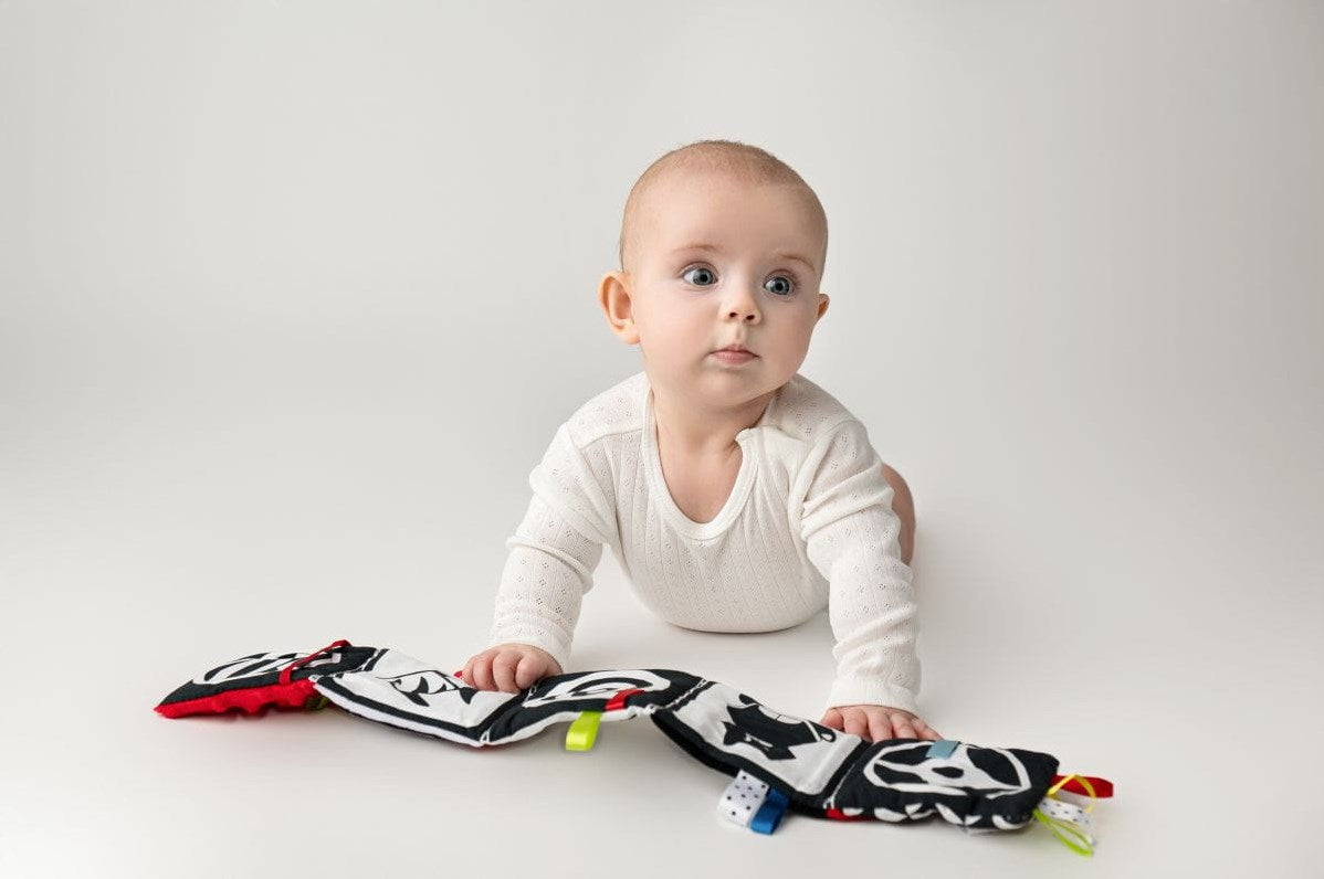 Baby zacht activiteitenboek zwart wit rood – vanaf geboorte | Mom’s Care
